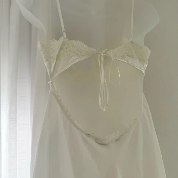 Vintage Victoria's Secret Ivory Chemise with Floral Lace Detailing lingerie - Picture 6 of 10